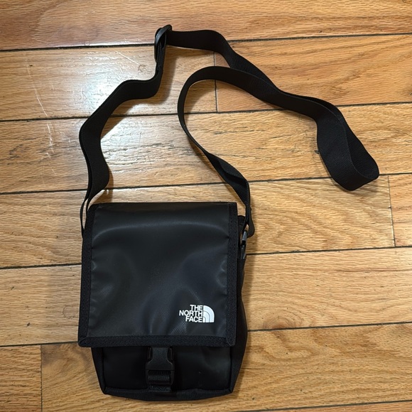 The North Face Bardu Bag Black Crossbody Bag Unisex - Picture 2 of 14
